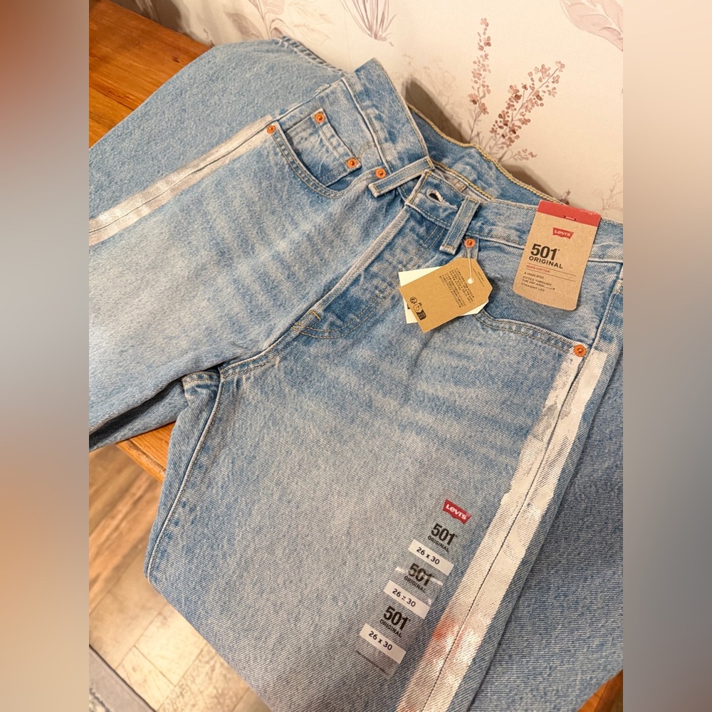 NWT / Levi’s 501 Original High Rise Straight Leg with Silver Detail Size 26
